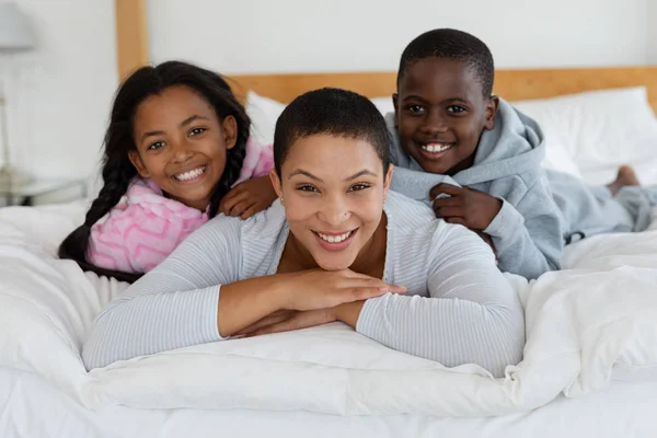 Vista Frontal Madre Afroamericana Los Niños Relajándose Juntos Cama Dormitorio —  Fotos de Stock