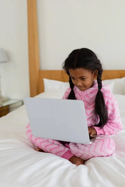Widok Przodu African American Girl Pomocą Laptopa Łóżku Sypialni Domu — Zdjęcie stockowe