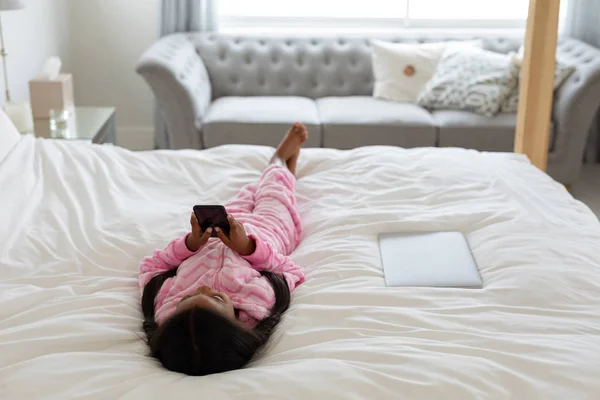 Vista Alto Ângulo Menina Afro Americana Usando Telefone Celular Enquanto — Fotografia de Stock