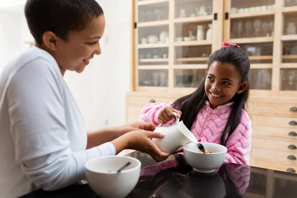 Vista Lateral Mãe Afro Americana Ajudando Sua Filha Derramamento Leite — Fotografia de Stock