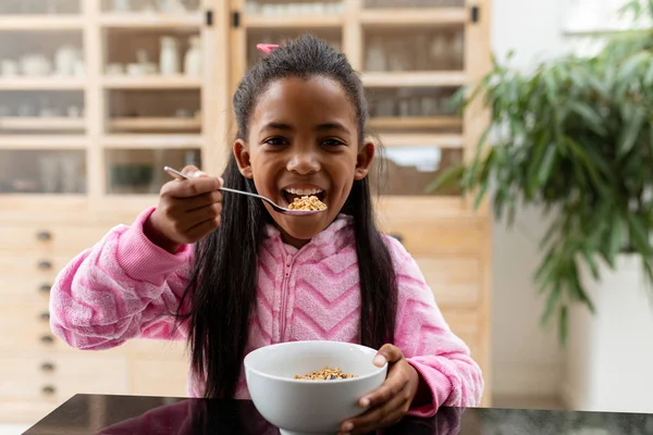 Pandangan Depan Gadis Afrika Amerika Makan Makanan Meja Makan Rumah — Stok Foto