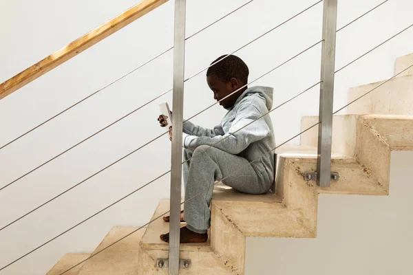 Oldalnézetből African American Boy Digitális Tabletta Lépcsőházban Otthon — Stock Fotó