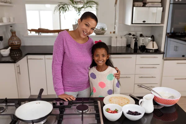 Front View African American Mother Daughter Standing Together Kitchen Home — Stock Photo, Image