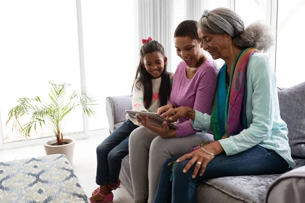 Vista Laterale Della Famiglia Afroamericana Multi Generazione Utilizzando Tablet Digitale — Foto Stock