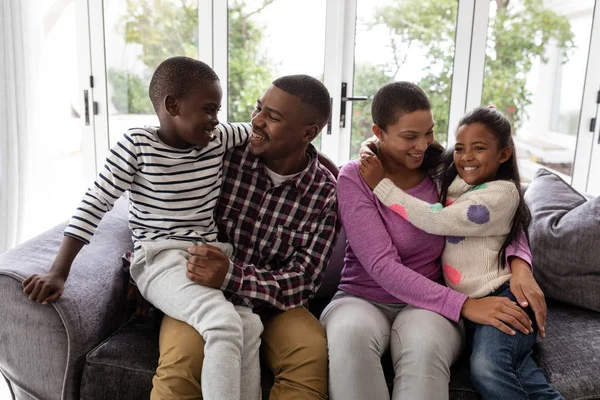 Vista Frontal Família Afro Americana Divertindo Sofá Sala Estar Casa — Fotografia de Stock