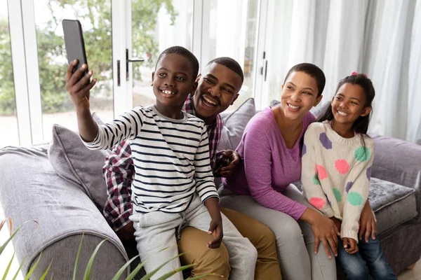 Vista Frontal Familia Afroamericana Tomando Selfie Con Teléfono Móvil Sofá —  Fotos de Stock