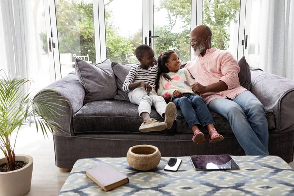 Vista Frontal Família Afro Americana Multi Geração Divertindo Juntos Sofá — Fotografia de Stock