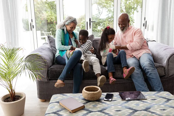 Front Bild Afroamerikanska Flera Generationer Familj Kul Tillsammans Soffa Vardagsrummet — Stockfoto