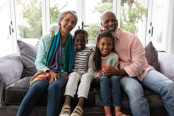 Retrato Família Afro Americana Multi Geração Relaxando Juntos Sofá Sala — Fotografia de Stock