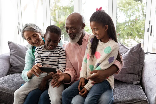 Vista Frontale Della Famiglia Afroamericana Multi Generazione Guardando Foto Sul — Foto Stock