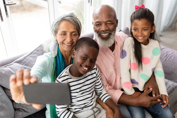 Vista Frontal Familia Afroamericana Multigeneración Tomando Selfie Con Teléfono Móvil —  Fotos de Stock