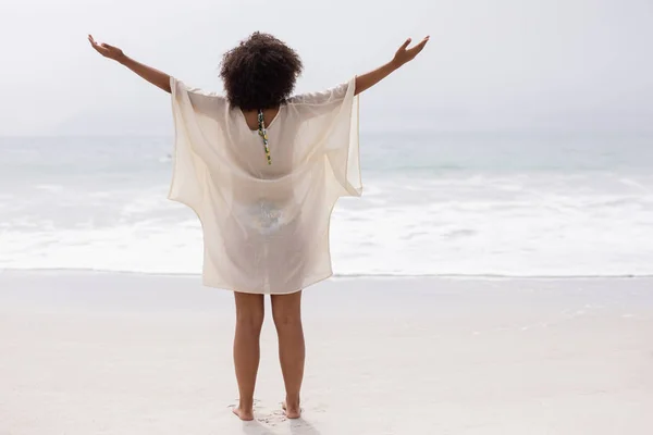 Visão Traseira Mulher Afro Americana Com Braços Estendidos Praia Sol — Fotografia de Stock