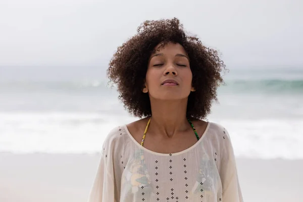 Vista Frontal Una Mujer Afroamericana Pie Con Los Ojos Cerrados — Foto de Stock