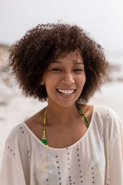Πορτραίτο Του Happy Αφρικανική Αμερικανική Γυναίκα Στέκεται Στην Παραλία — Φωτογραφία Αρχείου