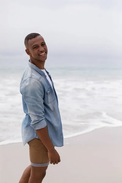 Портрет Счастливого Африканского Американца Стоящего Пляже — стоковое фото