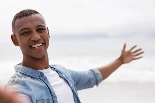 Portret Van Afro Amerikaanse Man Glimlachend Het Strand Een Zonnige — Stockfoto