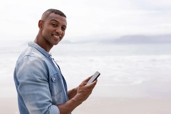 Ritratto Uomo Afroamericano Che Usa Cellulare Sulla Spiaggia — Foto Stock
