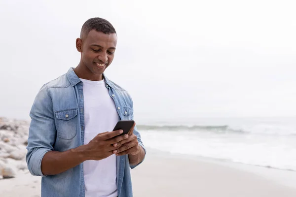 Vista Frontale Happy African American Uomo Utilizzando Telefono Cellulare Sulla — Foto Stock