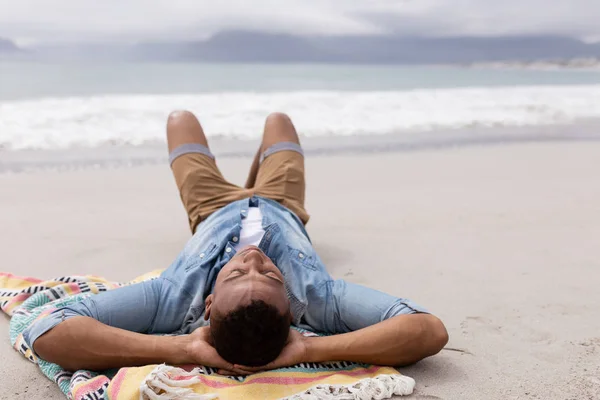 Bakifrån Afrikansk Amerikansk Man Sova Med Händerna Bakom Huvudet Stranden — Stockfoto