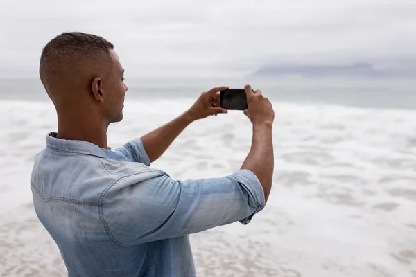 Oldalnézetből African American Man Kattintva Képek Tengeri Mobil Telefon Strandon — Stock Fotó