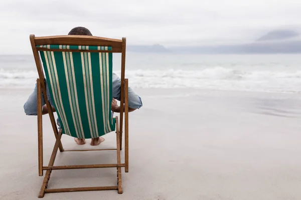 非洲裔美国人在沙滩上沙滩椅上放松的后视图 — 图库照片