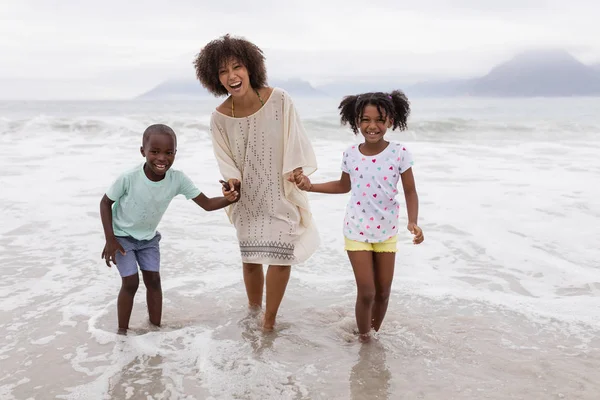 Ritratto Madre Afroamericana Bambini Piedi Mano Nella Mano Sulla Spiaggia — Foto Stock