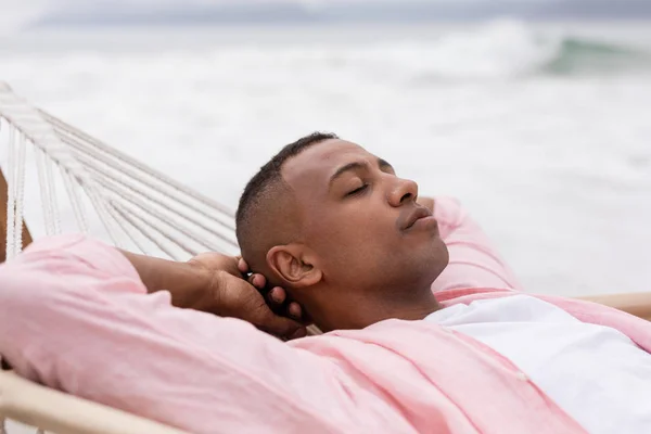 Side Bild Afrikansk Amerikansk Man Sova Med Händerna Bakom Huvudet — Stockfoto