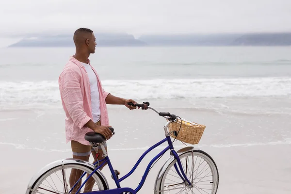 Vista Laterale Del Riflessivo Uomo Afroamericano Piedi Con Bicicletta Sulla — Foto Stock