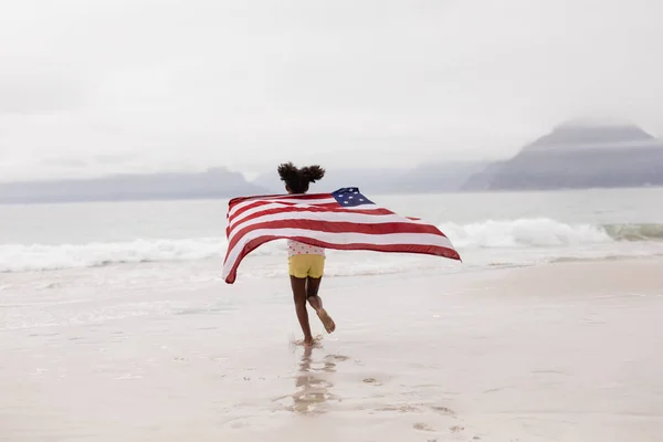 Achteraanzicht Van Afro Amerikaanse Meisje Rennen Met Amerikaanse Vlag Het — Stockfoto