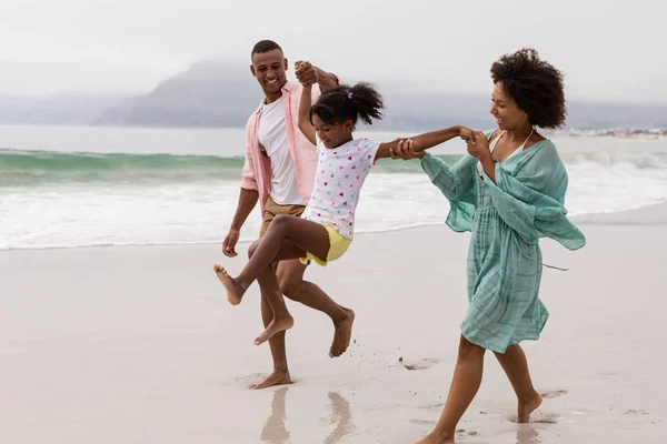 Vista Laterale Happy Famiglia Afroamericana Divertirsi Insieme Sulla Spiaggia — Foto Stock