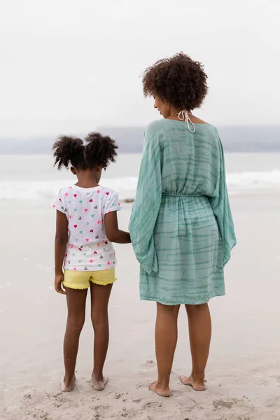 Vista Posteriore Madre Figlia Afroamericana Piedi Insieme Sulla Spiaggia — Foto Stock