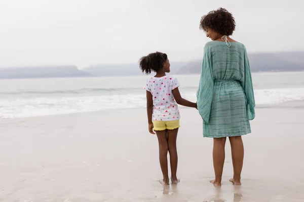 Vista Posteriore Madre Figlia Afroamericana Piedi Insieme Sulla Spiaggia — Foto Stock