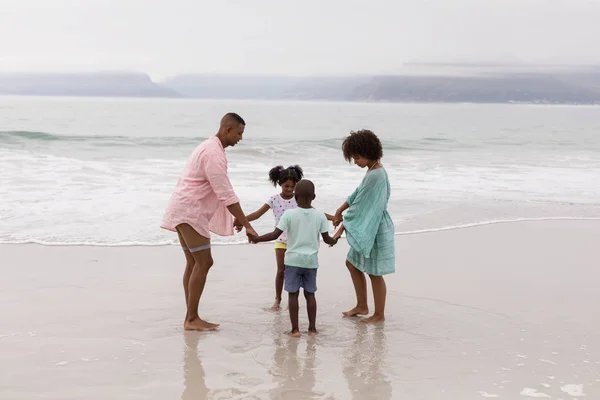 Seitenansicht Einer Glücklichen Afrikanisch Amerikanischen Familie Die Spaß Strand Hat — Stockfoto