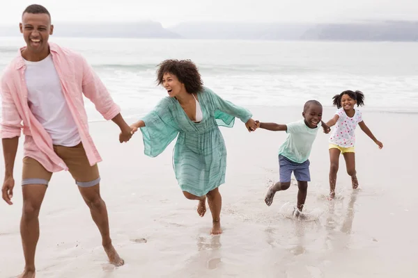 ビーチで楽しむ幸せなアフリカ系アメリカ人の家族の側面図 — ストック写真