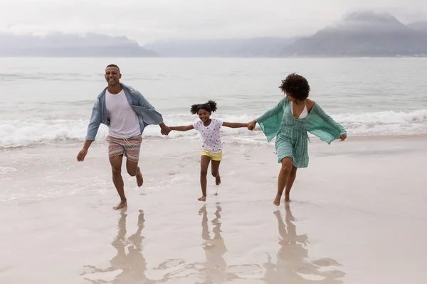 ビーチで一緒に楽しむ幸せなアフリカ系アメリカ人の家族の正面図 — ストック写真