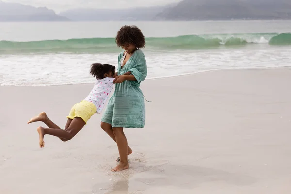 Vista Laterale Madre Figlia Afroamericana Che Divertono Insieme Sulla Spiaggia — Foto Stock