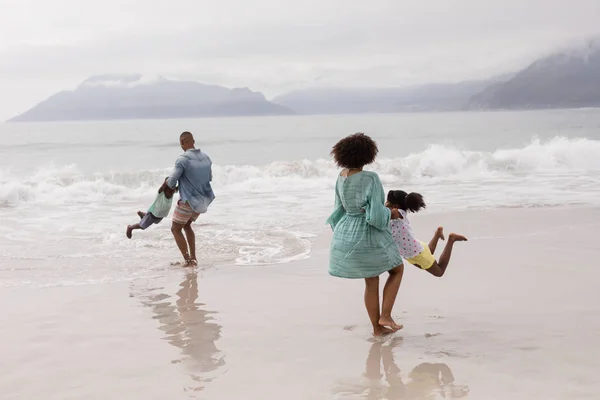 Seitenansicht Einer Glücklichen Afrikanisch Amerikanischen Familie Die Zusammen Strand Spaß — Stockfoto