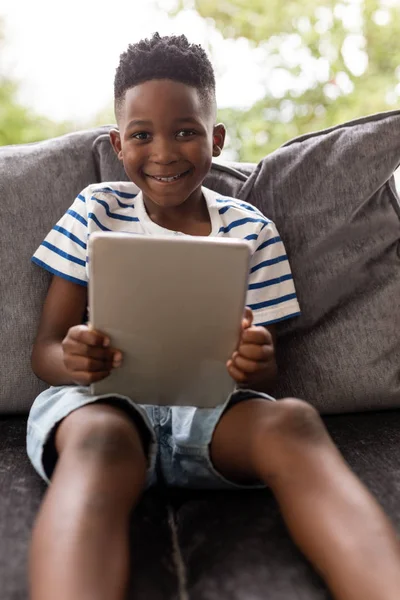 Retrato Menino Afro Americano Usando Tablet Digital Sala Estar Casa — Fotografia de Stock