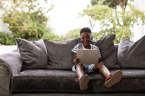 Evde Oturma Odasında Dijital Tablet Kullanarak Afrikalı Amerikalı Çocuk Portresi — Stok fotoğraf