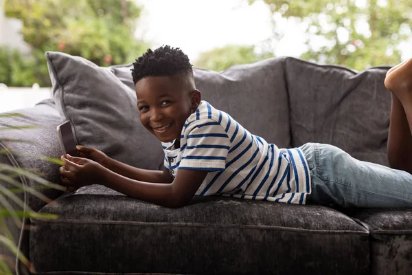 Πορτρέτο Του Αφρικανικού Αμερικανικού Αγοριού Χρησιμοποιώντας Ψηφιακό Δισκίο Έναν Καναπέ — Φωτογραφία Αρχείου