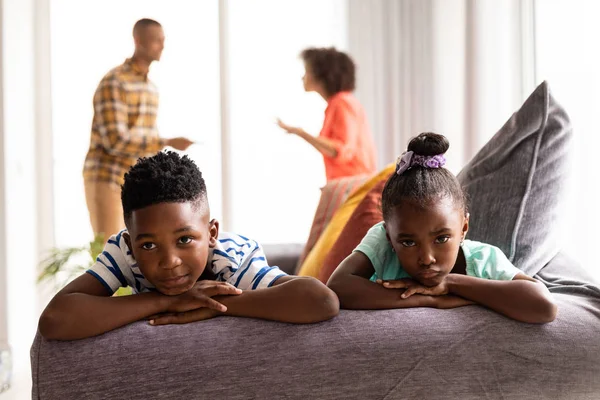 Vista Frontale Dei Bambini Afroamericani Sconvolti Seduti Divano Mentre Loro — Foto Stock