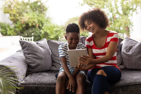 Front View Afro Amerikai Anya Fia Segítségével Digitális Tabletta Kanapén — Stock Fotó