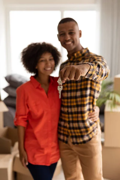 Porträtt Lyckliga Afroamerikanska Paret Innehar Nya Hus Nycklar Vardagsrummet Hemma — Stockfoto