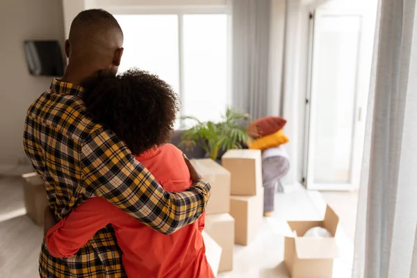 Rückansicht Eines Afrikanisch Amerikanischen Paares Das Sich Heimischen Wohnzimmer Umarmt — Stockfoto