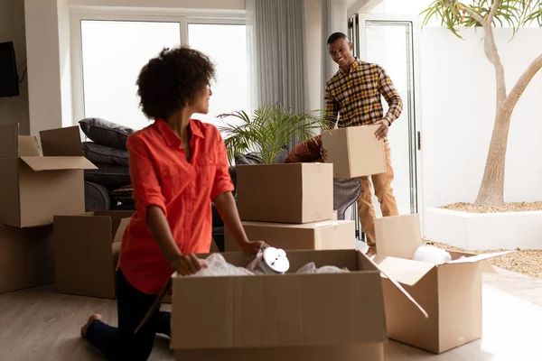 Vista Lateral Casal Afro Americano Desempacotando Caixas Papelão Sala Estar — Fotografia de Stock