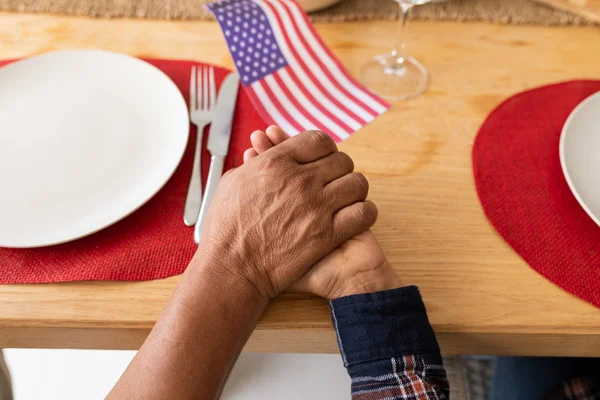 Közeli Vezető Vegyes Race Pár Imádkozik Kéz Kézben Étkező Asztal — Stock Fotó