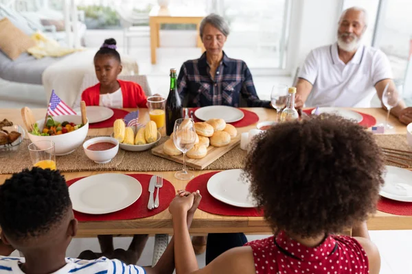 Por Encima Vista Del Hombro Feliz Familia Multigeneracional Raza Mixta — Foto de Stock