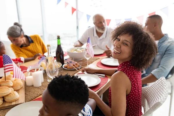 Vista Frontal Familia Afroamericana Varias Generaciones Sentadas Juntas Para Comer —  Fotos de Stock