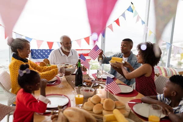 Widok Boku Multi Generacji Afroamerykańskiej Rodziny Jedzenie Razem Stole Domu — Zdjęcie stockowe