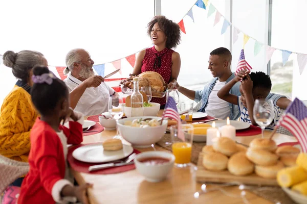 Vista Lateral Família Afro Americana Várias Gerações Tendo Comida Juntos — Fotografia de Stock